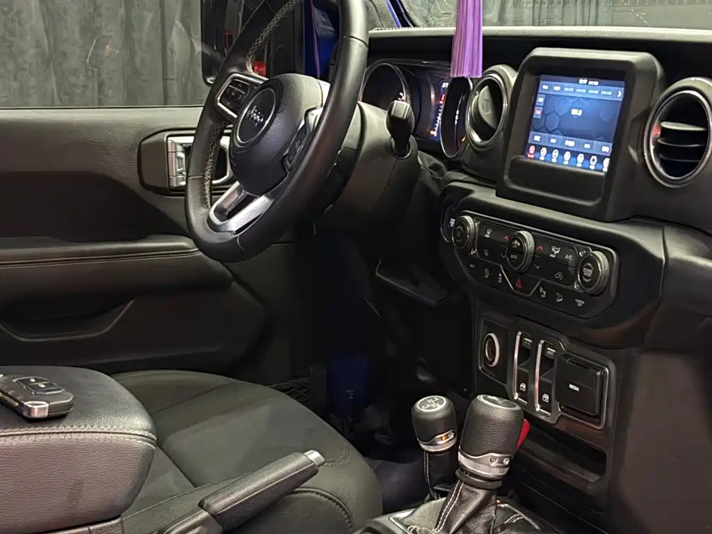 Jeep Wrangler — фото 14