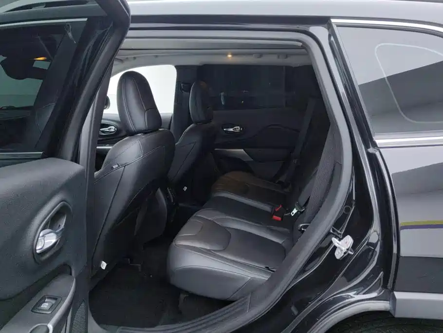 Jeep Cherokee — фото 11