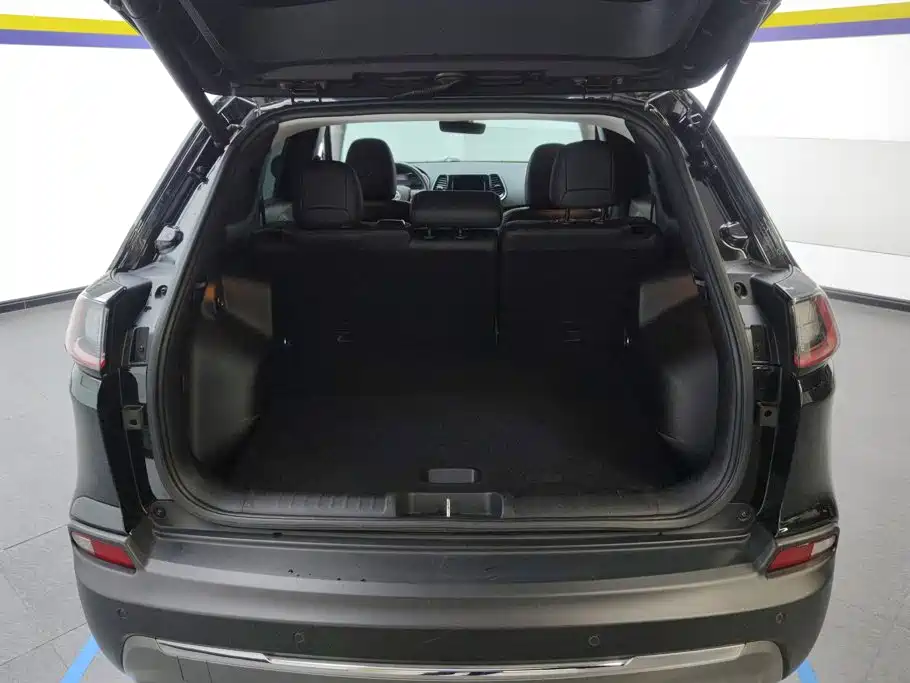 Jeep Cherokee — фото 4