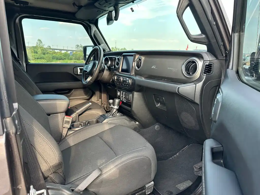 Jeep Wrangler — фото 8