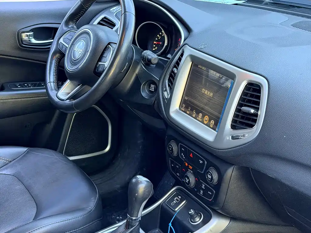 Jeep Compass — фото 11