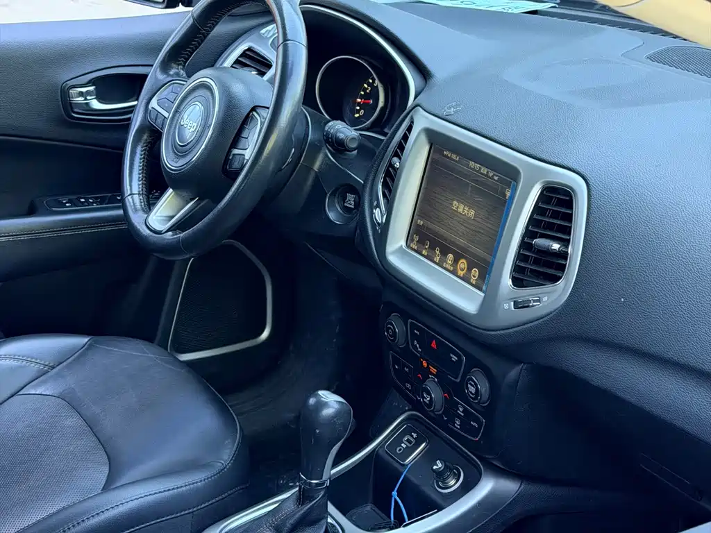 Jeep Compass — фото 13