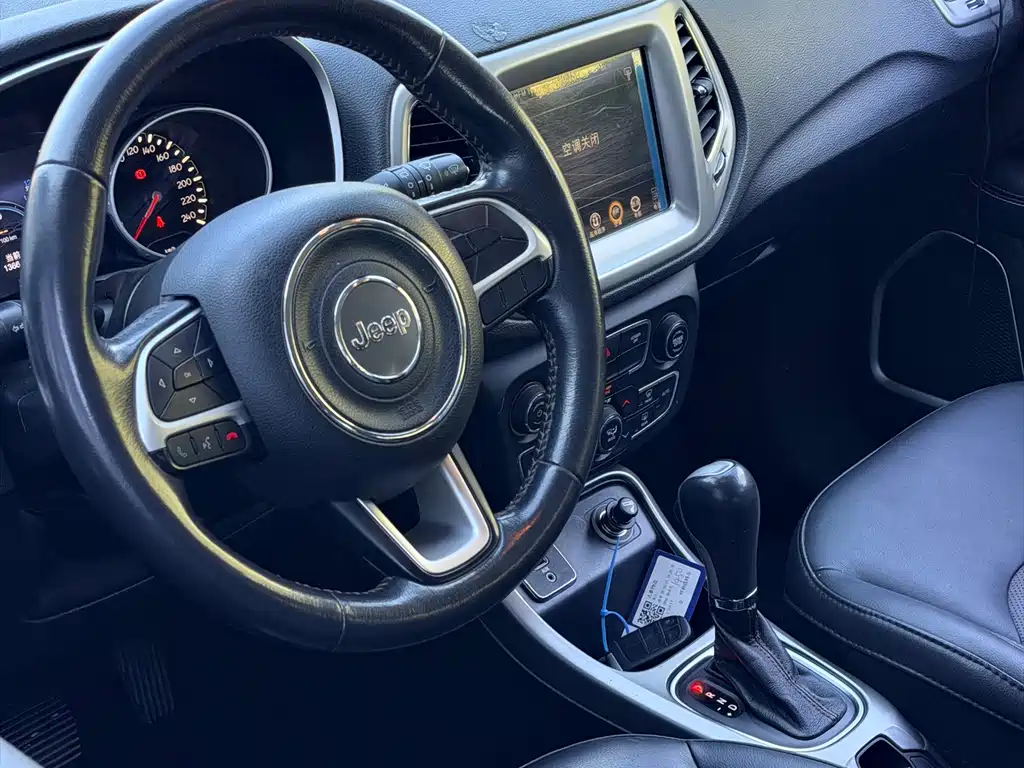 Jeep Compass — фото 18
