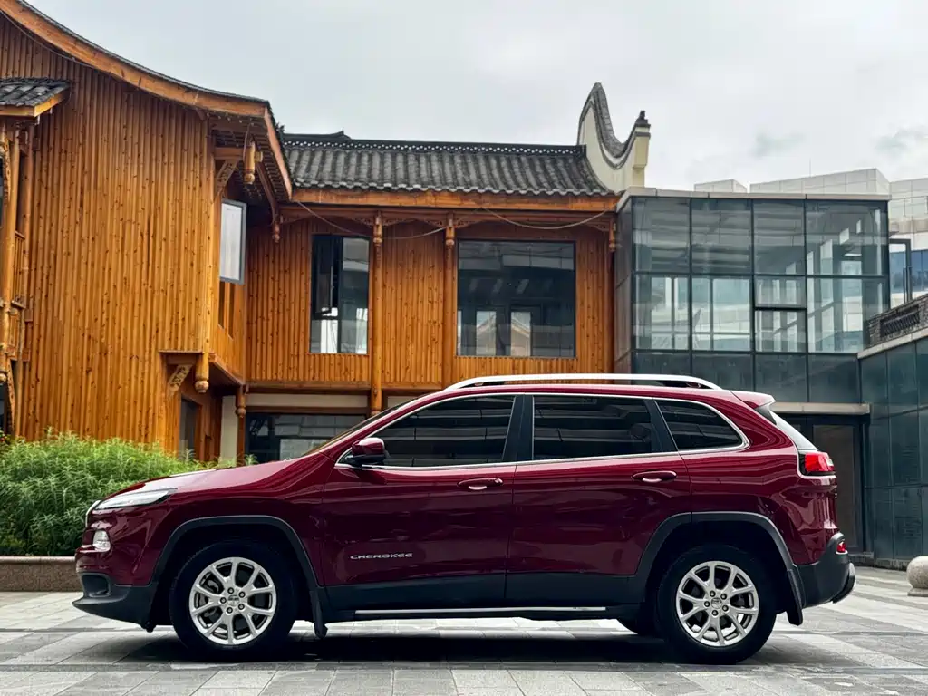 Jeep Cherokee — фото 4