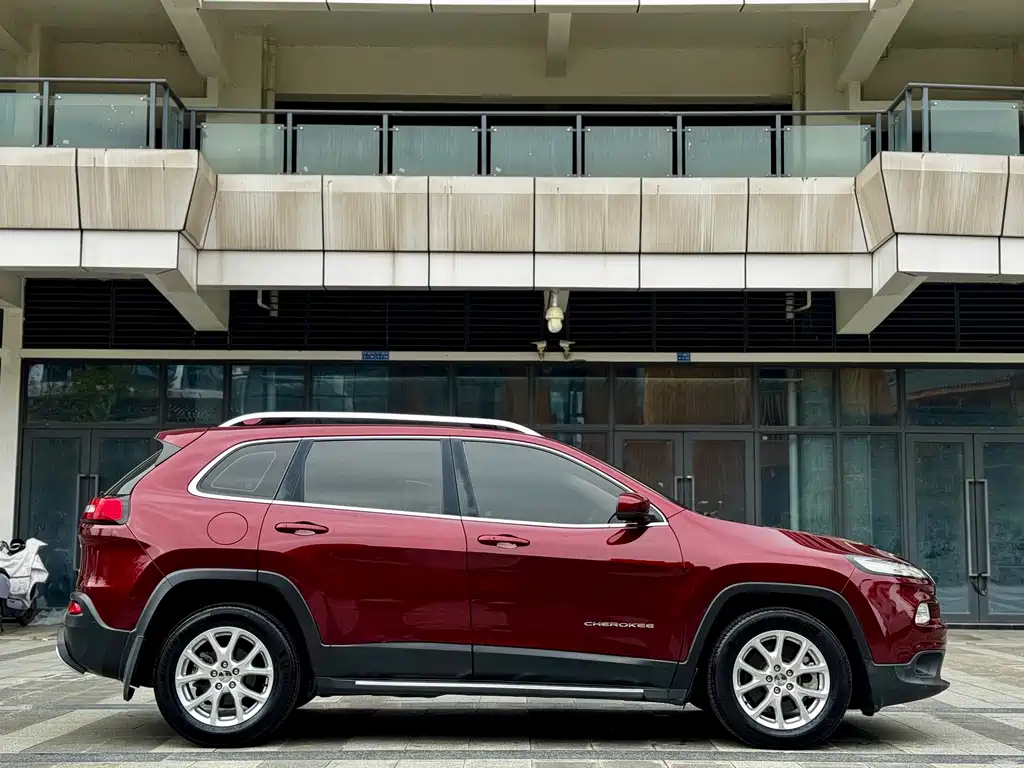 Jeep Cherokee — фото 5