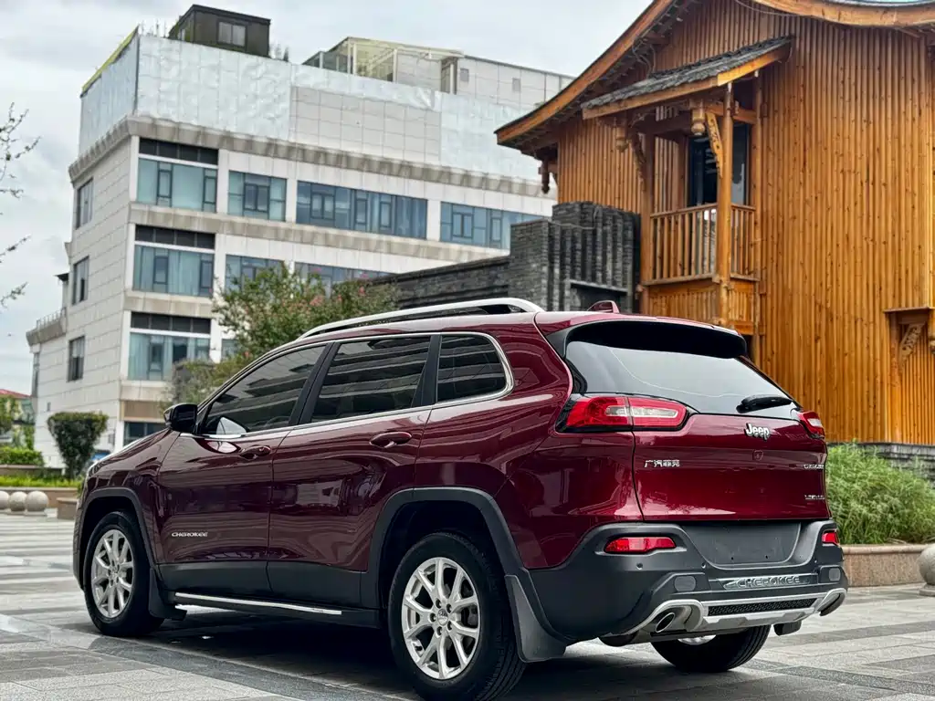 Jeep Cherokee — фото 6