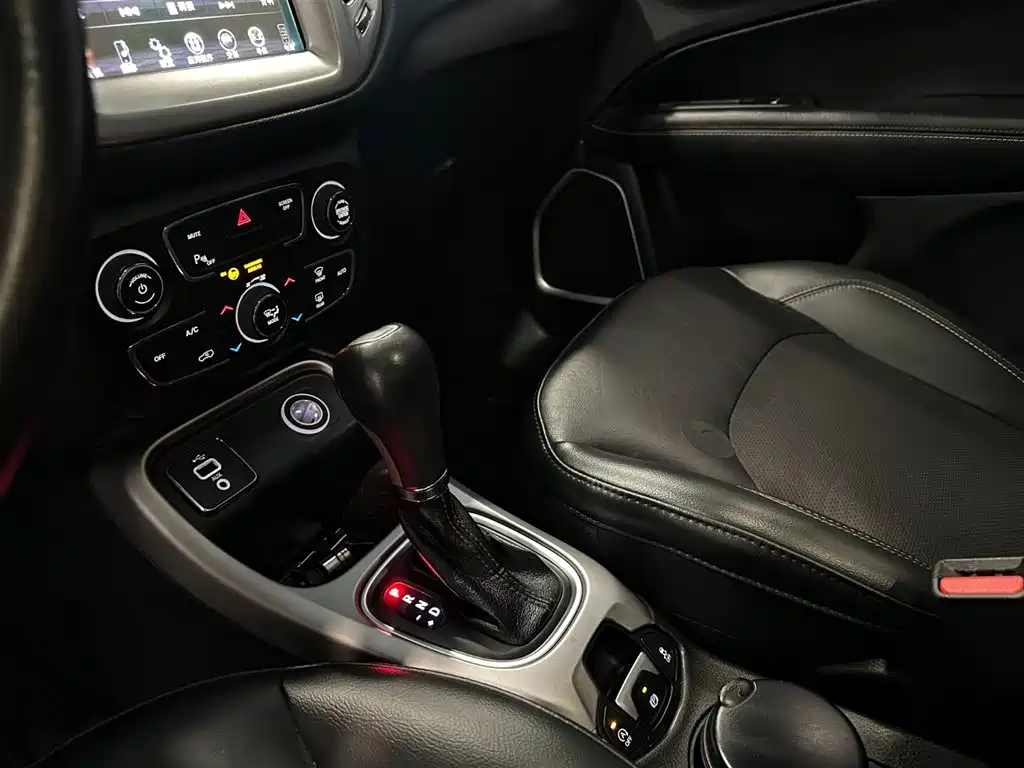 Jeep Compass — фото 11