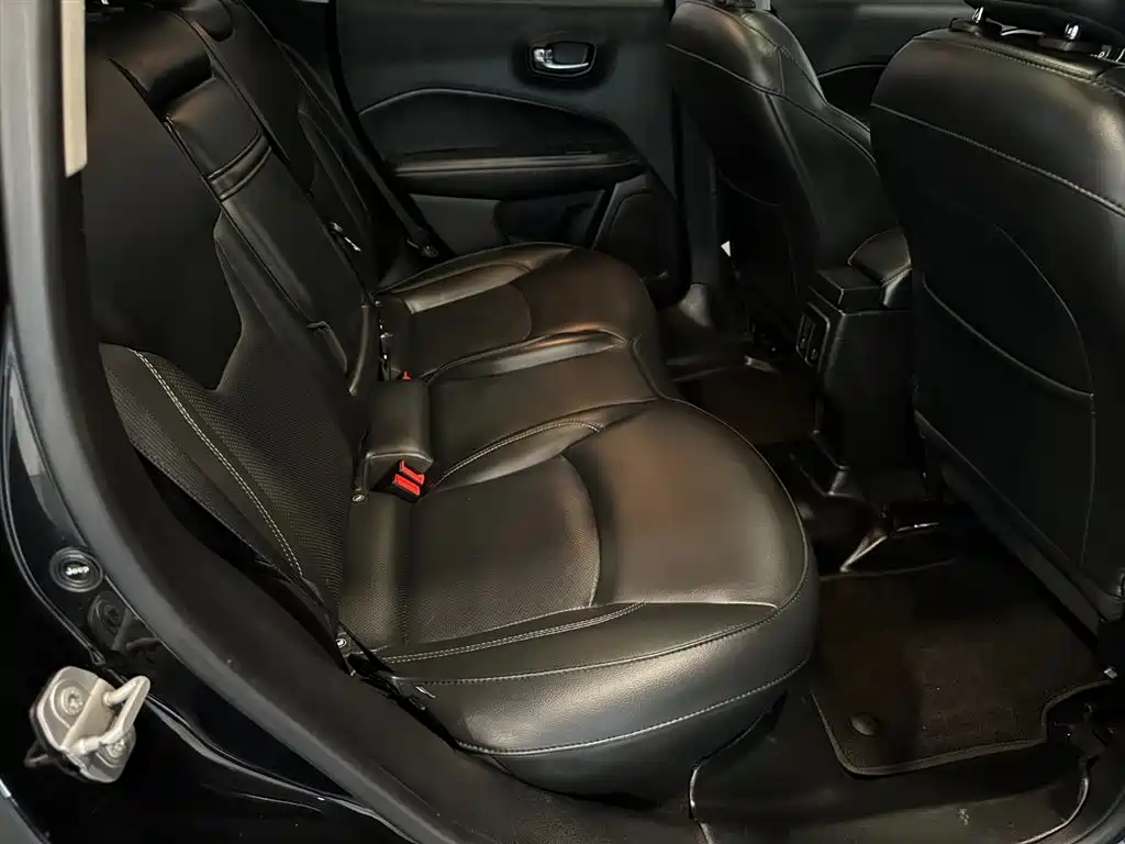 Jeep Compass — фото 8