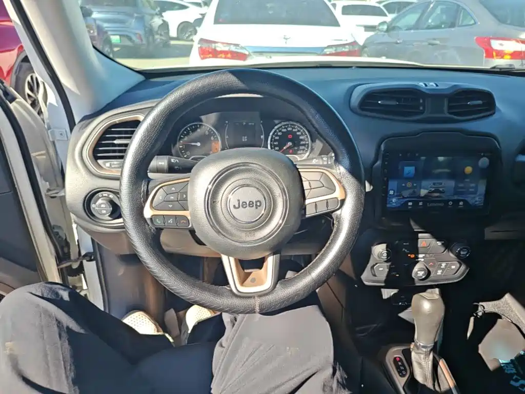 Jeep Renegade — фото 11