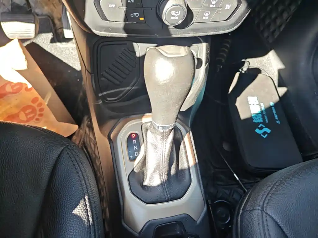 Jeep Renegade — фото 14