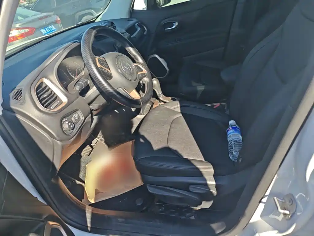 Jeep Renegade — фото 15