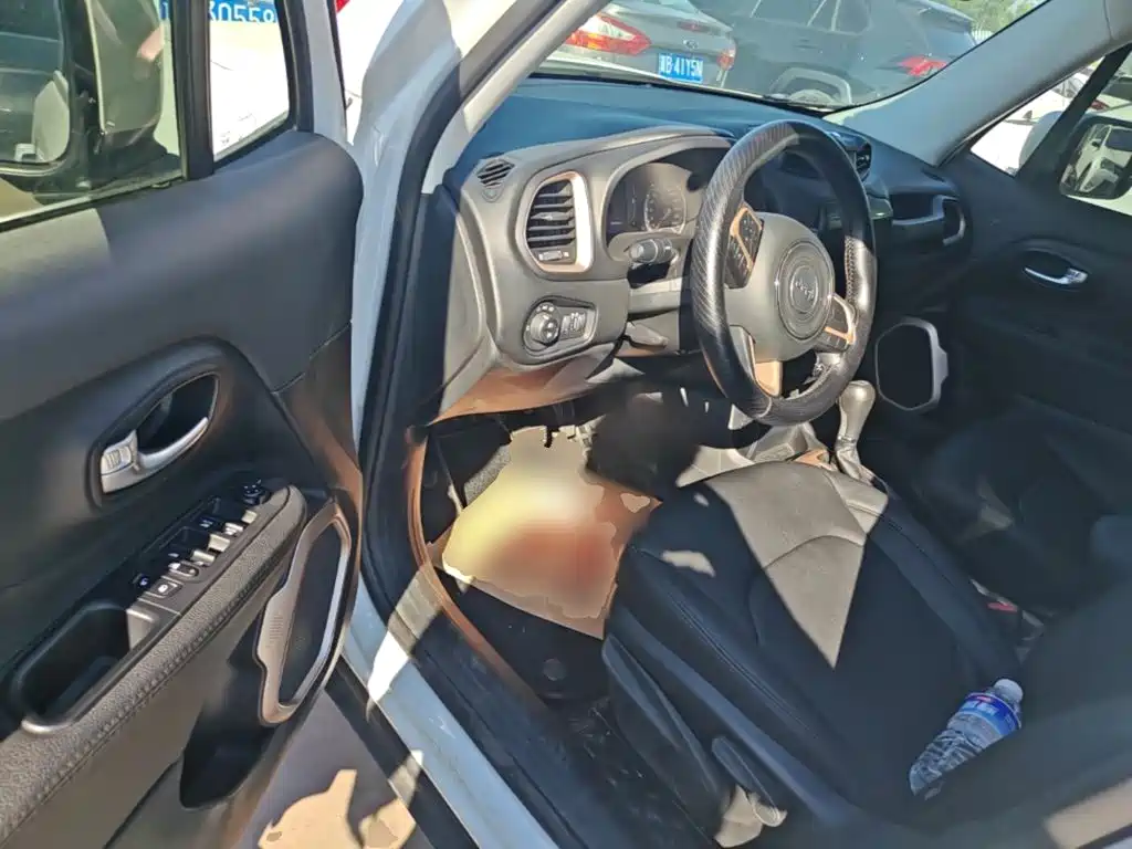 Jeep Renegade — фото 16