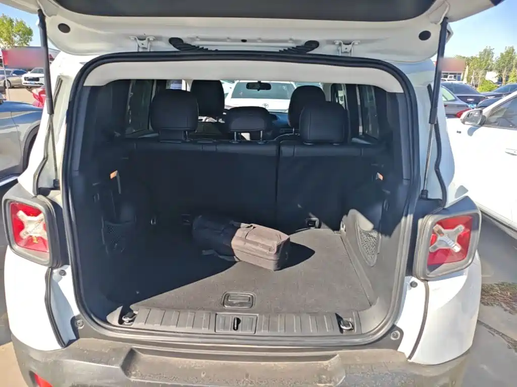 Jeep Renegade — фото 19