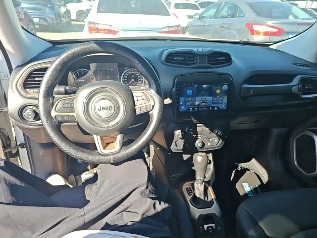 Jeep Renegade — фото 10