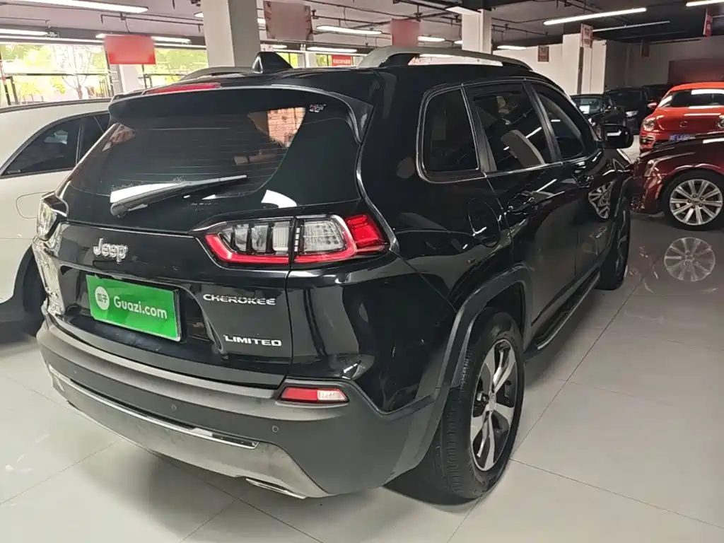 Jeep Cherokee — фото 5