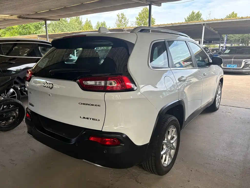 Jeep Cherokee — фото 4