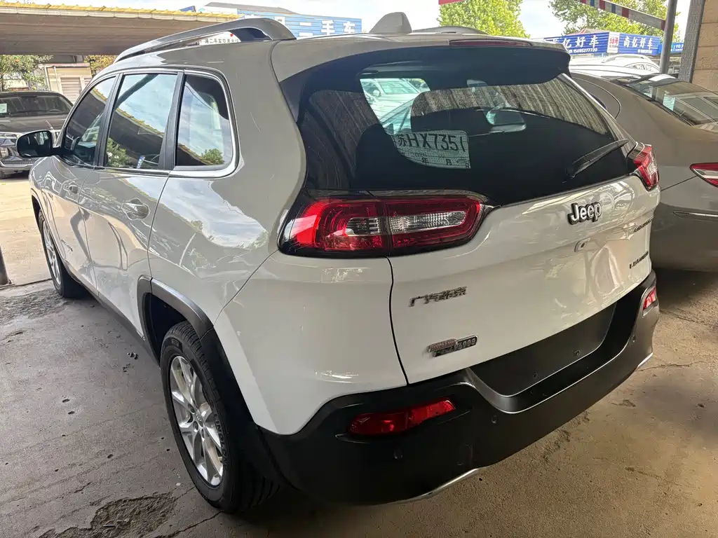 Jeep Cherokee — фото 6
