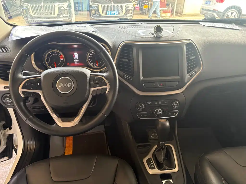 Jeep Cherokee — фото 8