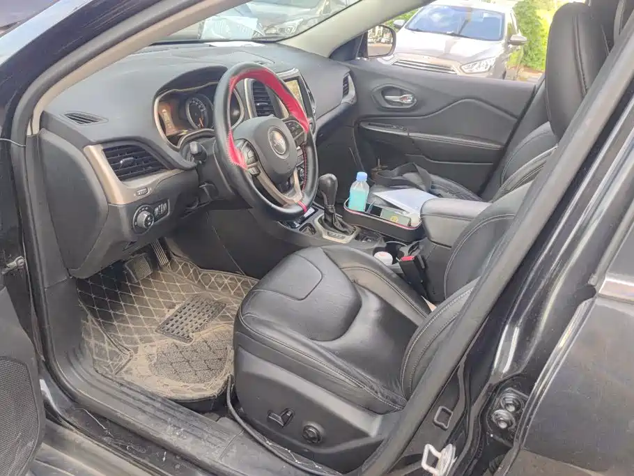 Jeep Cherokee — фото 9