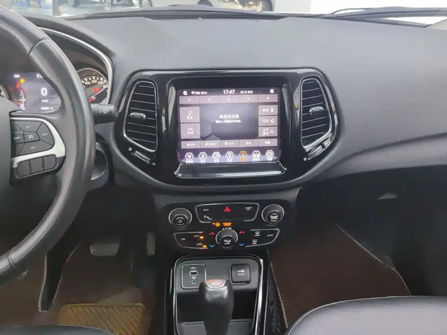 Jeep Compass — фото 13