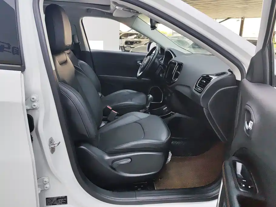 Jeep Compass — фото 8