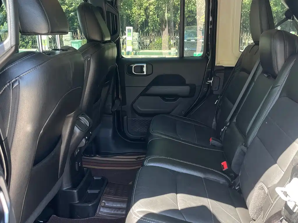 Jeep Wrangler — фото 9