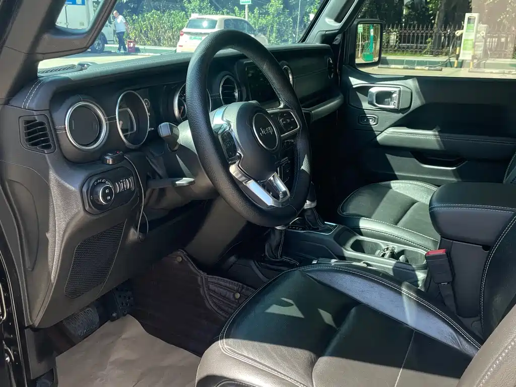 Jeep Wrangler — фото 10
