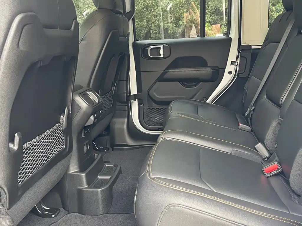 Jeep Wrangler — фото 11