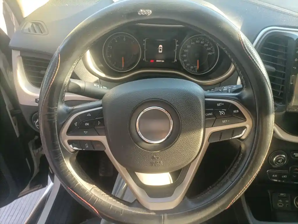 Jeep Cherokee — фото 11