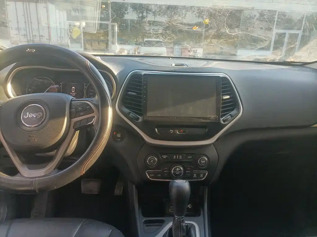 Jeep Cherokee — фото 13