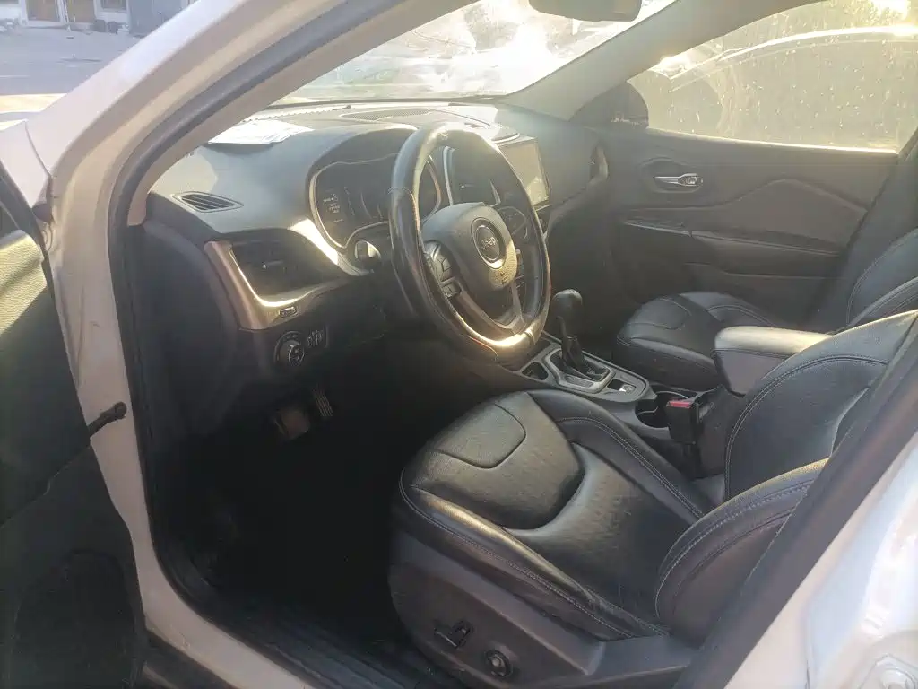 Jeep Cherokee — фото 15