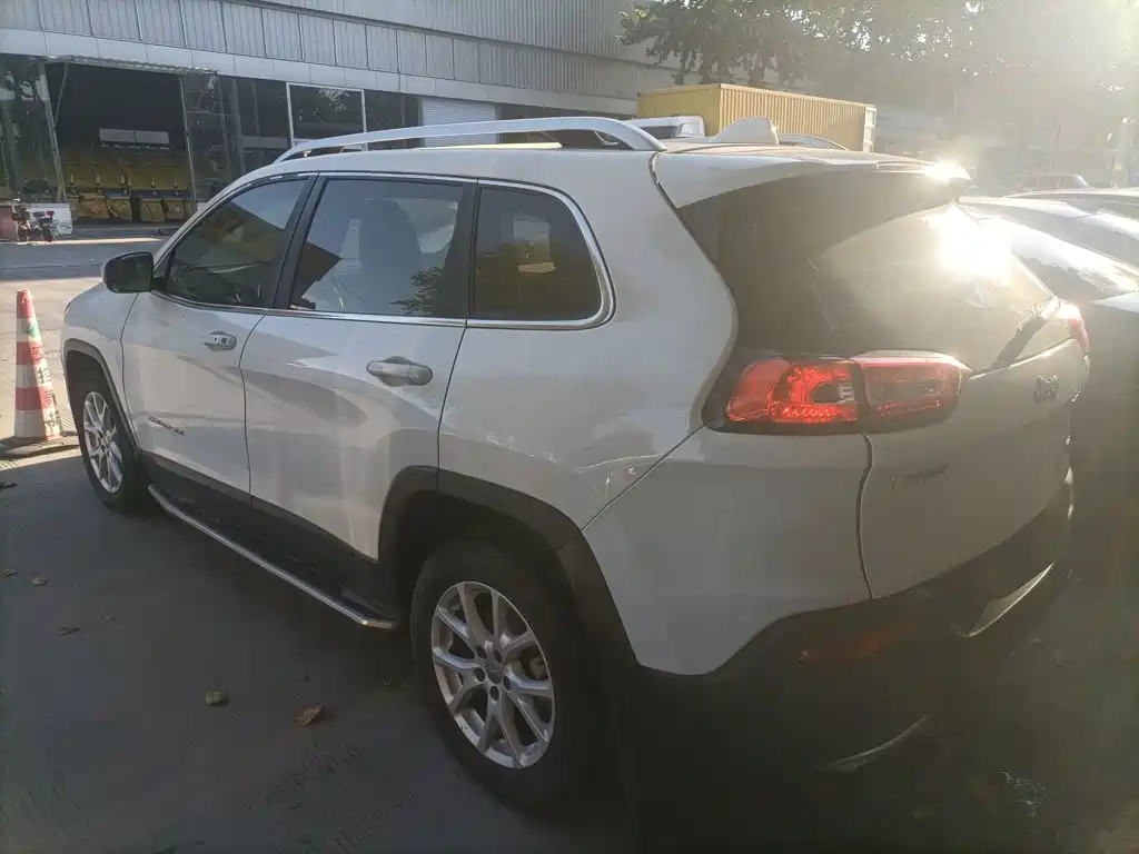 Jeep Cherokee — фото 5