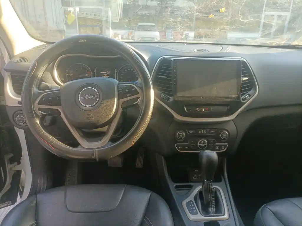 Jeep Cherokee — фото 10
