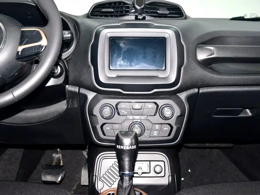 Jeep Renegade — фото 11