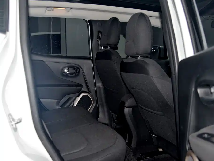 Jeep Renegade — фото 13