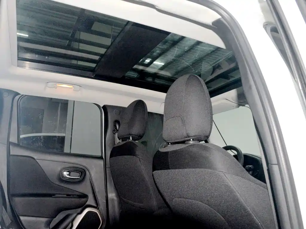 Jeep Renegade — фото 14