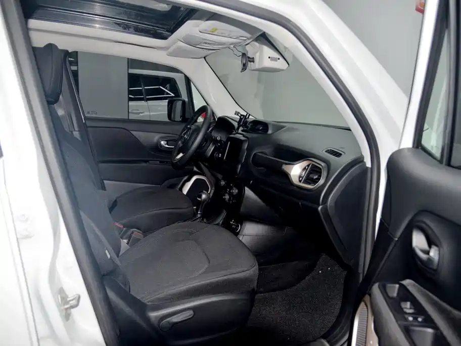 Jeep Renegade — фото 15