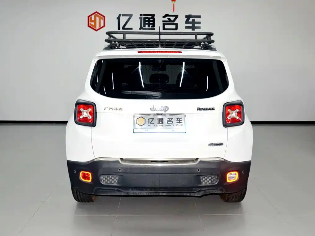 Jeep Renegade — фото 18