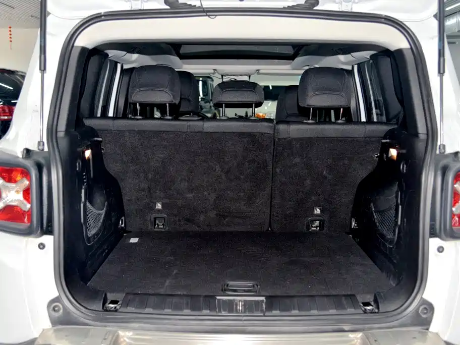 Jeep Renegade — фото 20