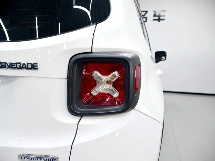 Jeep Renegade — фото 21