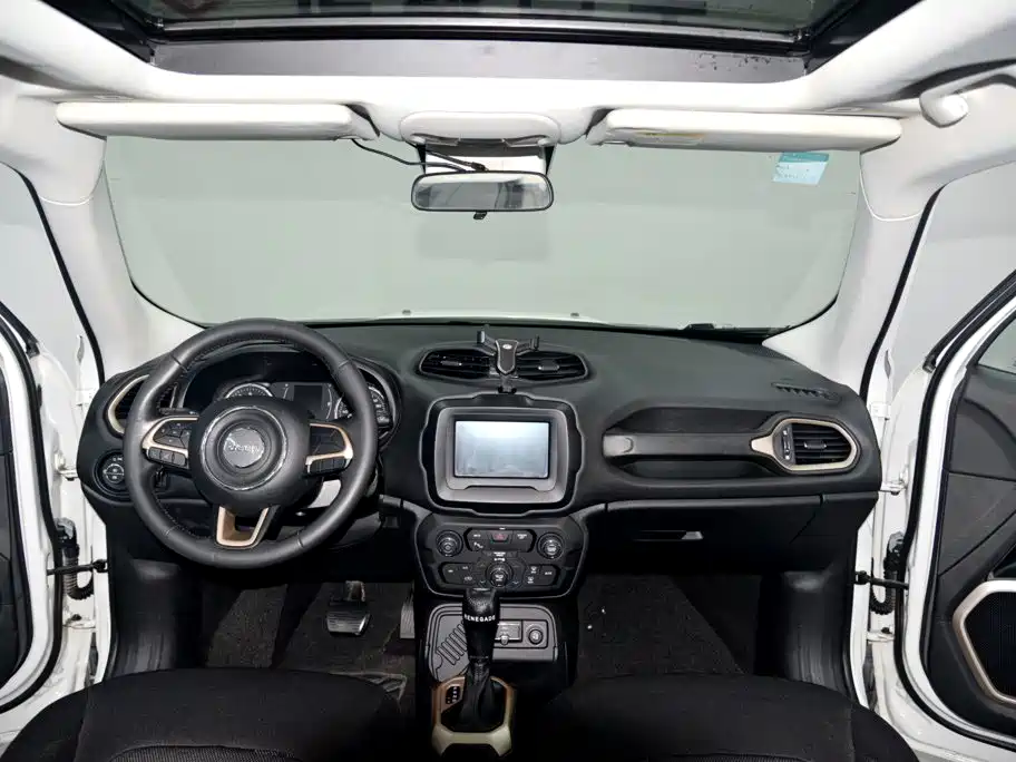 Jeep Renegade — фото 9