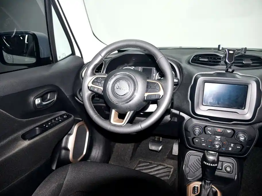 Jeep Renegade — фото 10