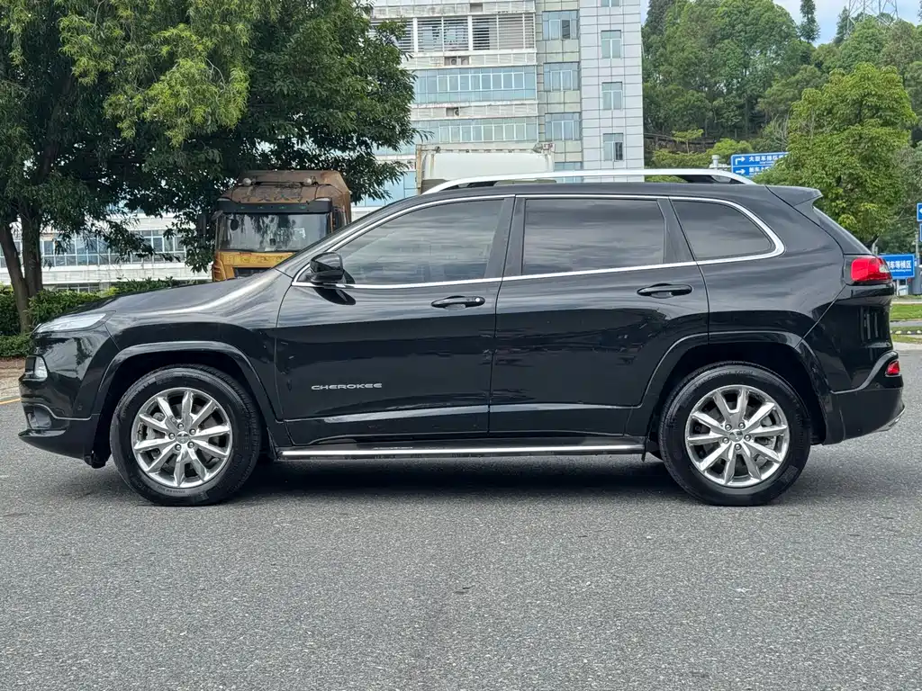 Jeep Cherokee — фото 6