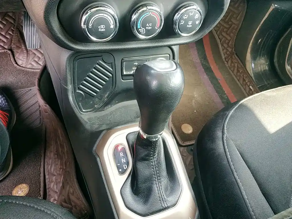 Jeep Renegade — фото 11