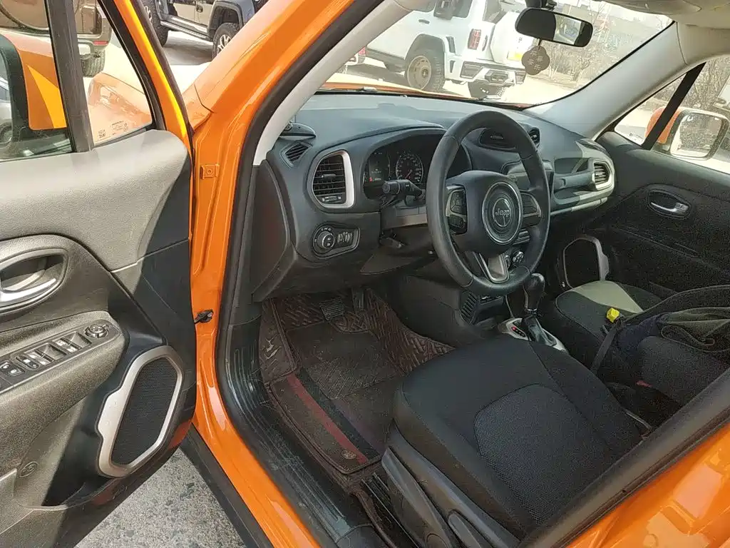 Jeep Renegade — фото 13