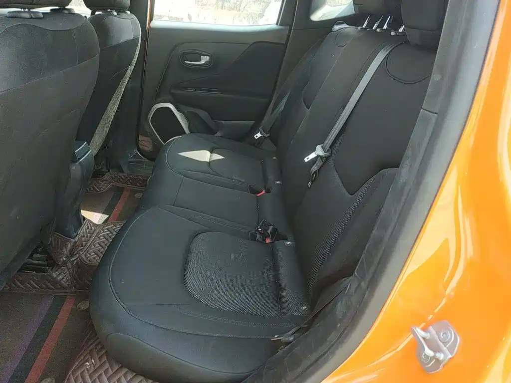 Jeep Renegade — фото 14