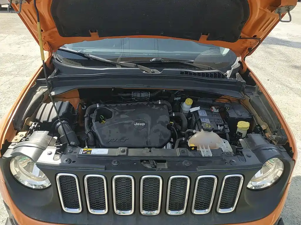 Jeep Renegade — фото 17