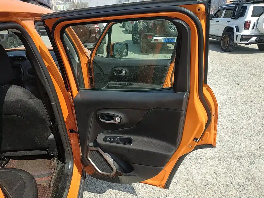 Jeep Renegade — фото 20