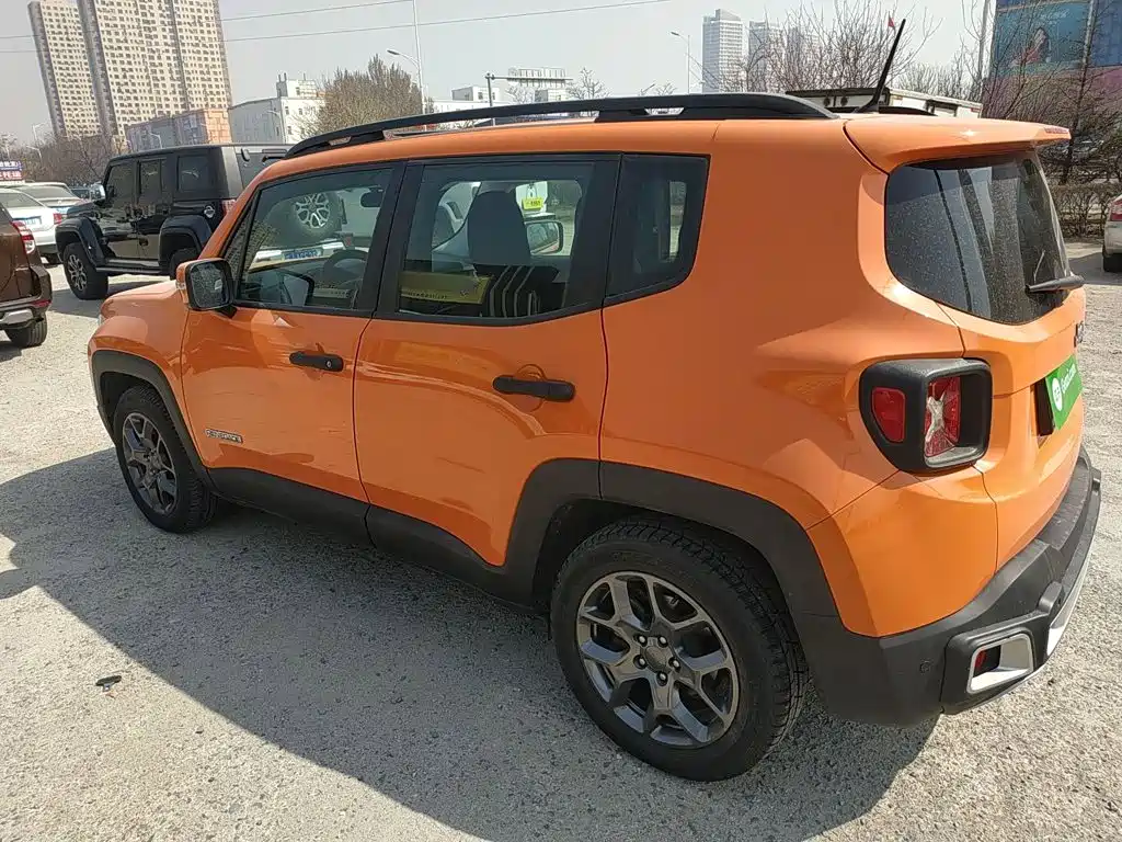 Jeep Renegade — фото 4