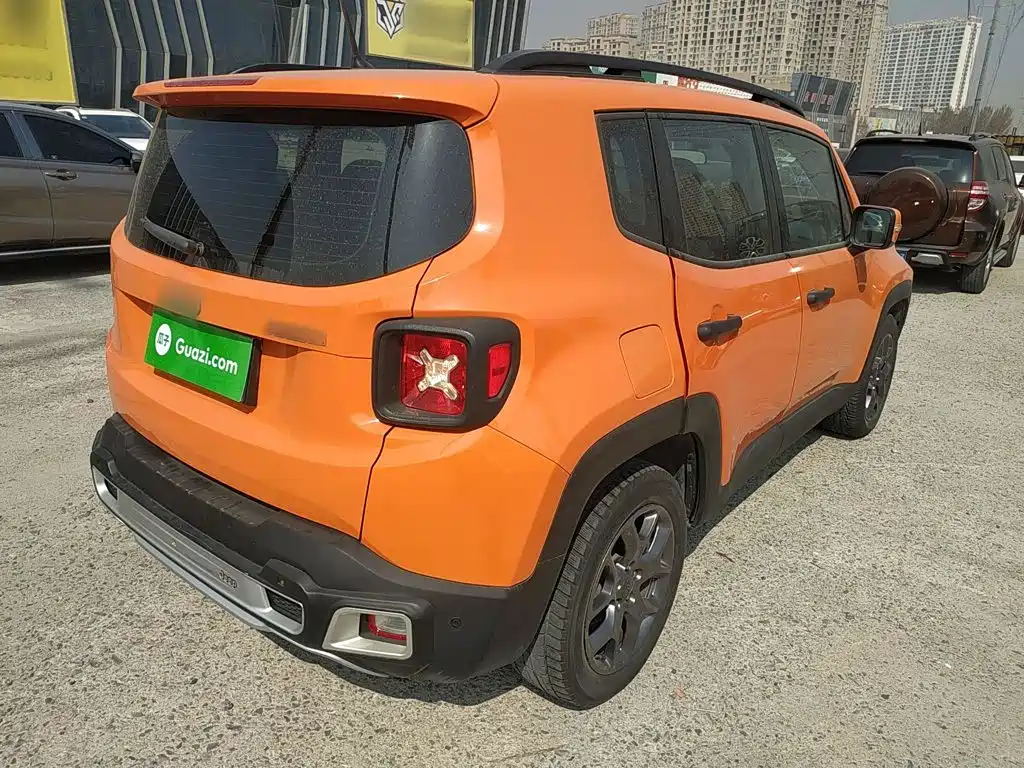 Jeep Renegade — фото 6